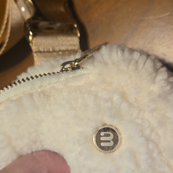 Wantable Cream Faux Sherling Fuzzy Belt Bag - NEW! - Picture 4 of 6